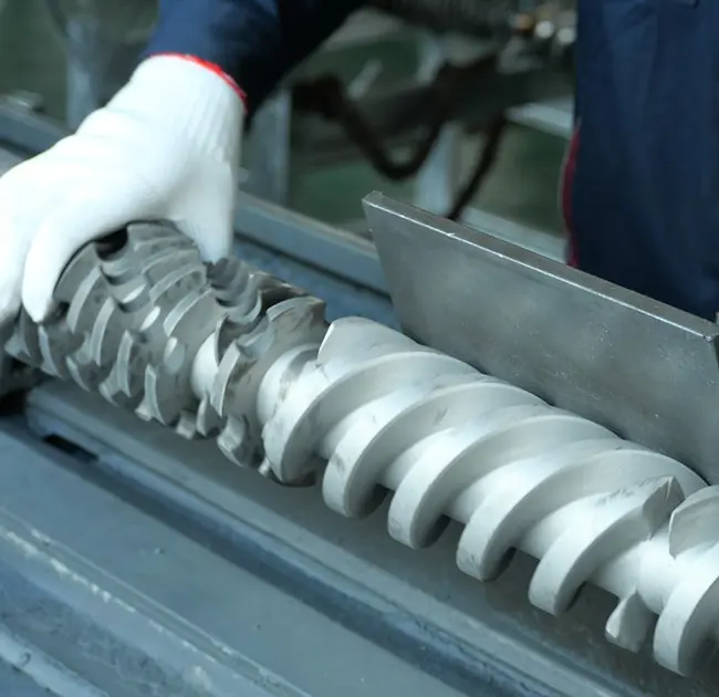 ทำไมเส้นสีดำจึงปรากฏขึ้นซ้ำๆ ในเครื่องอัดรีด? บทความนี้จะสอนวิธีระบุอย่างรวดเร็วว่าเกิดจากปัญหาที่กระบอกหรือสกรู